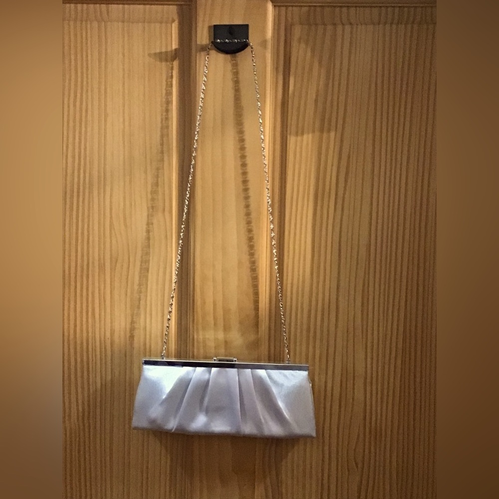RARE JACQUELINE FERRAR VINTAGE PLEATED SATIN CLUTCH IN SILVER EVENING FORMAL BAG